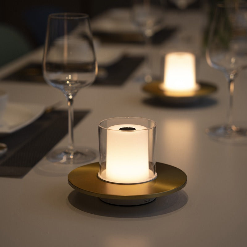 NOUVEAU RICHE Kabellose Kerzenlampe – LED Tischlampe mit Akku & Gestensteuerung, Warmweiss 2400K, bis 18 Std., Gold oder Silber – LumiFlame Gold