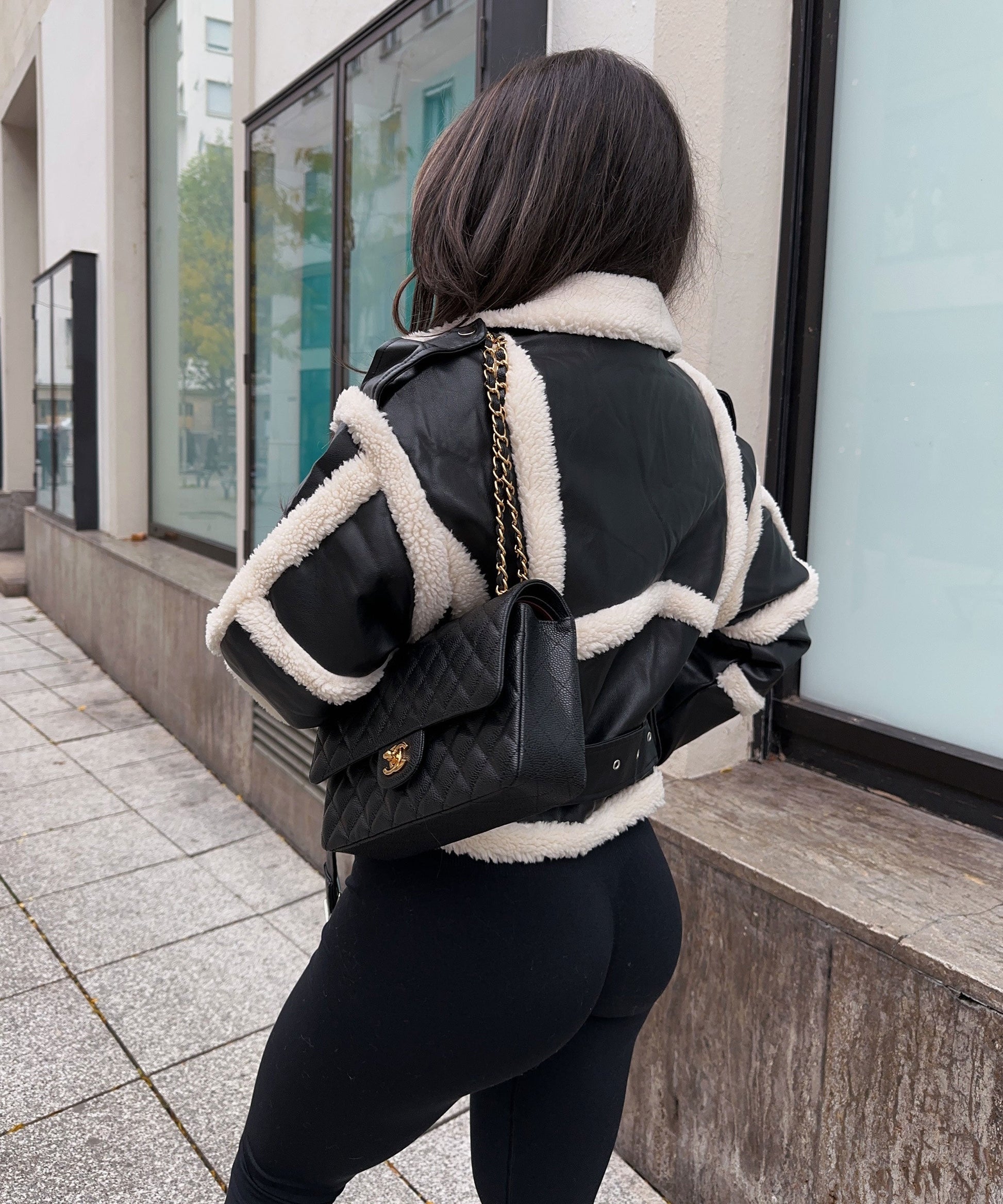 NOUVEAU RICHE Schwarze Teddyfell-Winterjacke - Mit warmer Teddyfell-Verzierung