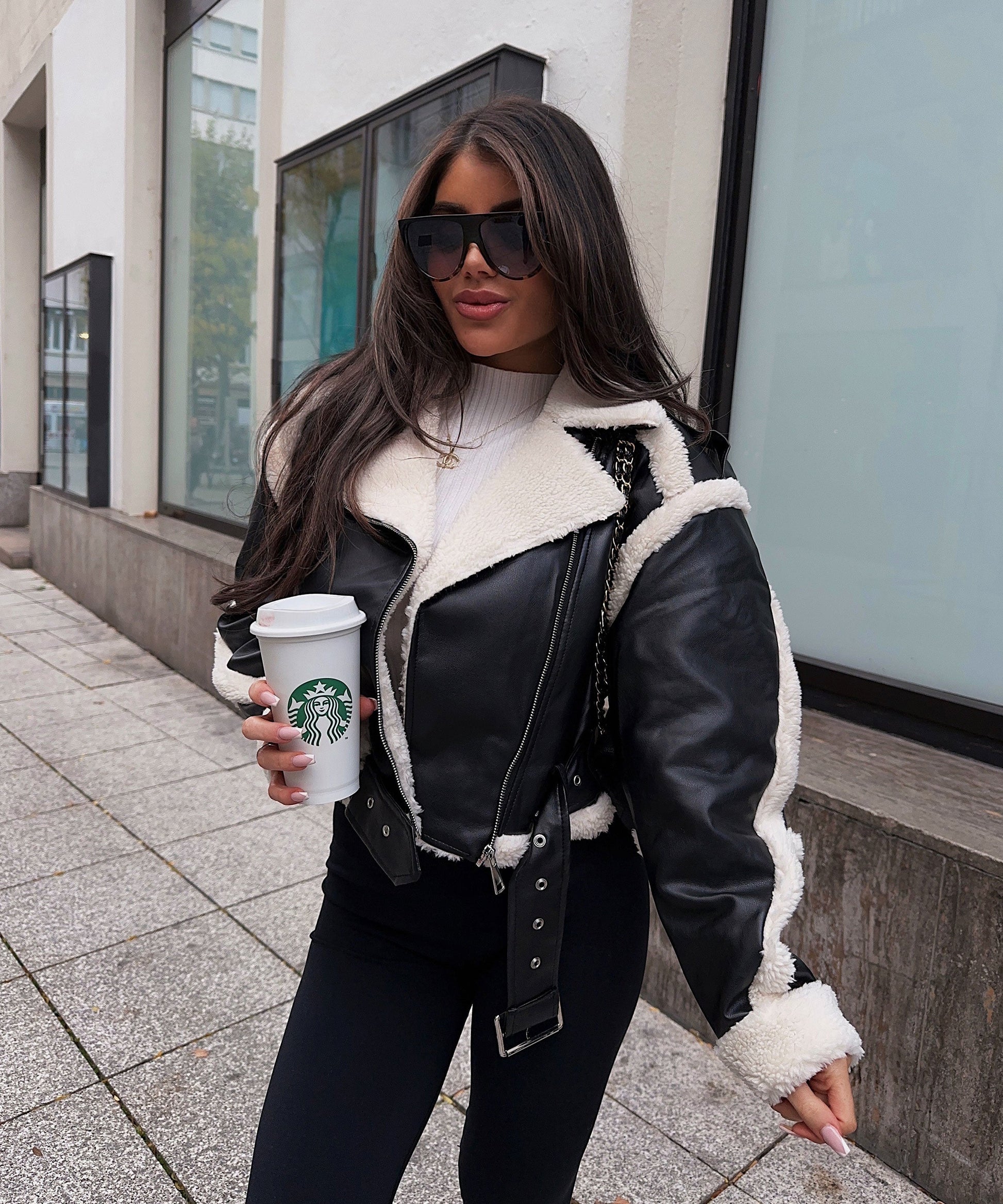 NOUVEAU RICHE Schwarze Teddyfell-Winterjacke - Mit warmer Teddyfell-Verzierung