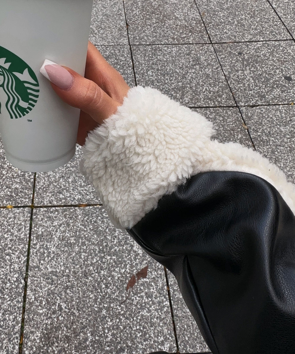 NOUVEAU RICHE Schwarze Teddyfell-Winterjacke - Mit warmer Teddyfell-Verzierung