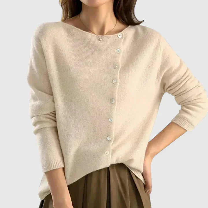 NOUVEAU RICHE Moderner Cardigan mit Knopfleiste – Leichte Strickjacke Damen mit Knöpfen, figurschmeichelnd, 4 Farben – Chāme Beige Einheitsgrösse