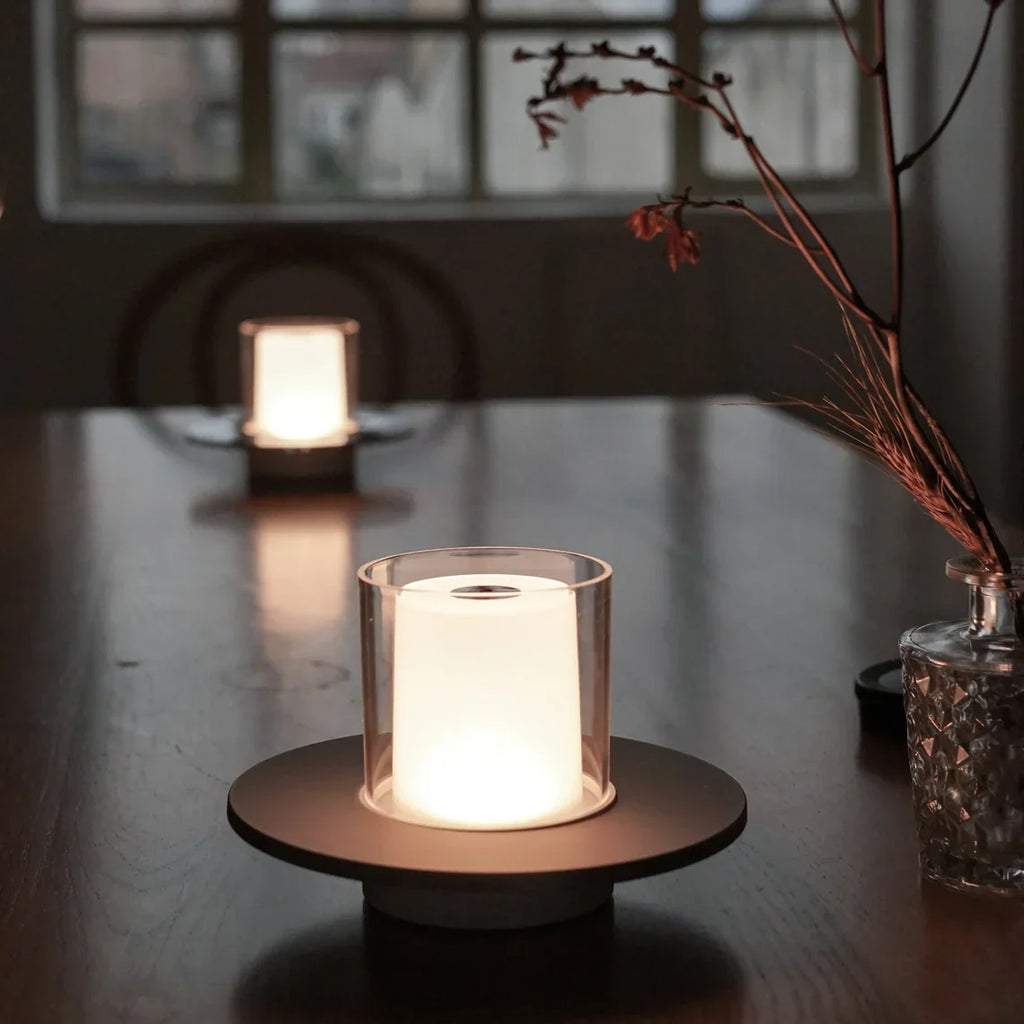 NOUVEAU RICHE Kabellose Kerzenlampe – LED Tischlampe mit Akku & Gestensteuerung, Warmweiss 2400K, bis 18 Std., Gold oder Silber – LumiFlame