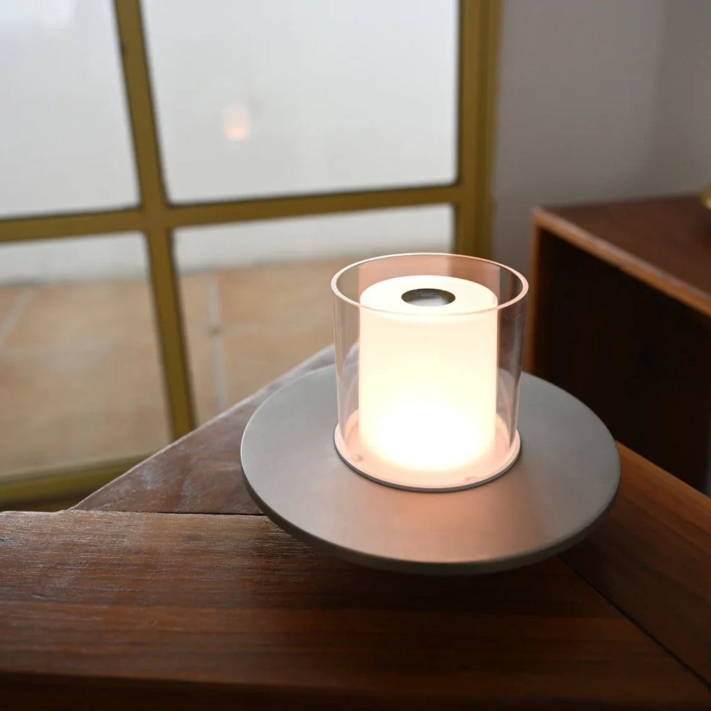 NOUVEAU RICHE Kabellose Kerzenlampe – LED Tischlampe mit Akku & Gestensteuerung, Warmweiss 2400K, bis 18 Std., Gold oder Silber – LumiFlame