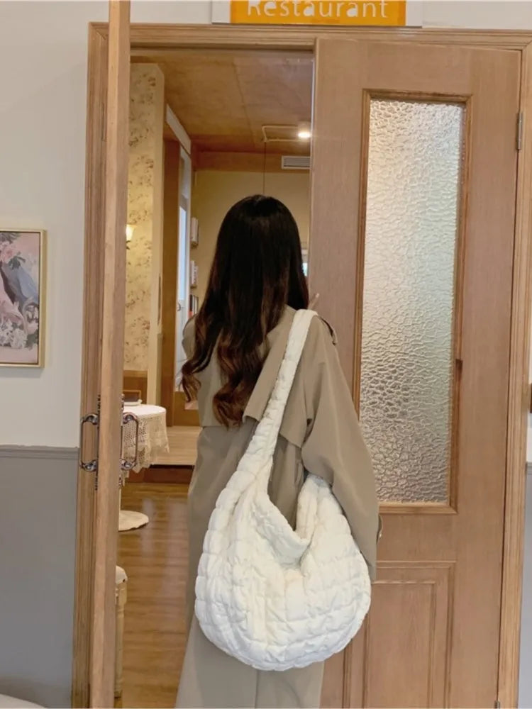 NOUVEAU RICHE Damen Daunen Umhängetasche – Leichte Tasche als Perfekter Reisebegleiter