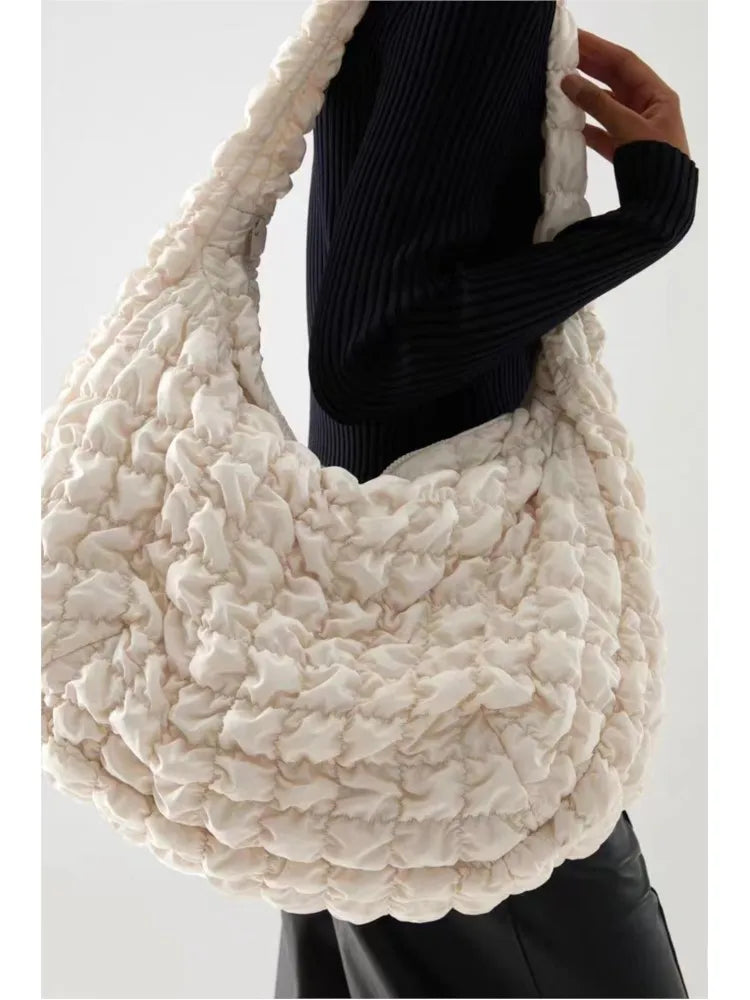 NOUVEAU RICHE Damen Daunen Umhängetasche – Leichte Tasche als Perfekter Reisebegleiter