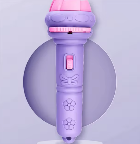 NOUVEAU RICHE Projektor-Taschenlampe für Kinder – Gutenachtlicht mit 32 Bildscheiben für Gutenachtgeschichten, Projektor an die Decke, 4 Farben – DreamBeam Lila
