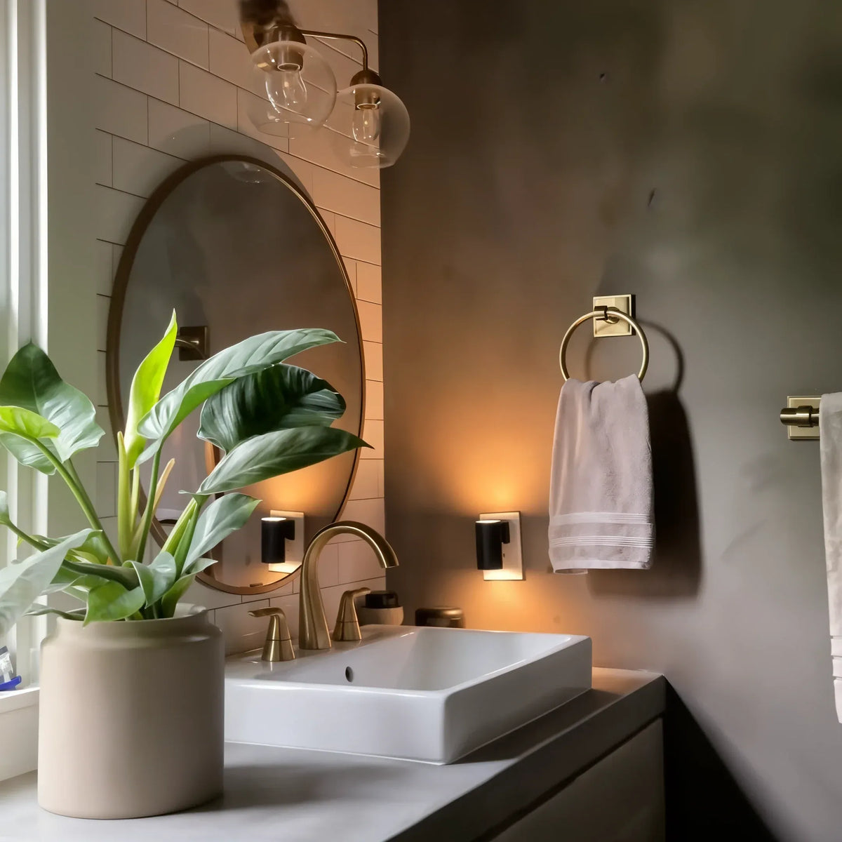 Noční světlo v designu Bauhaus NightLuxe – stmívatelné LED noční světlo se soumrakovým senzorem, teplá bílá 3000K, do chodby a ložnice