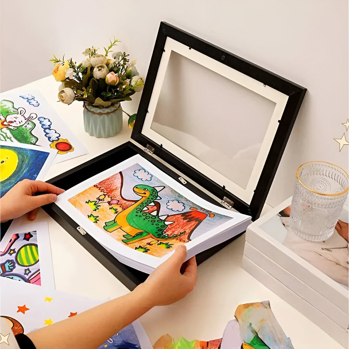 NOUVEAU RICHE Kinderkunst-Wechselrahmen A4 / A3 – Bilderrahmen aus Holz für Kinderzeichnungen, Stauraum für 150 Bilder, 6 Farben