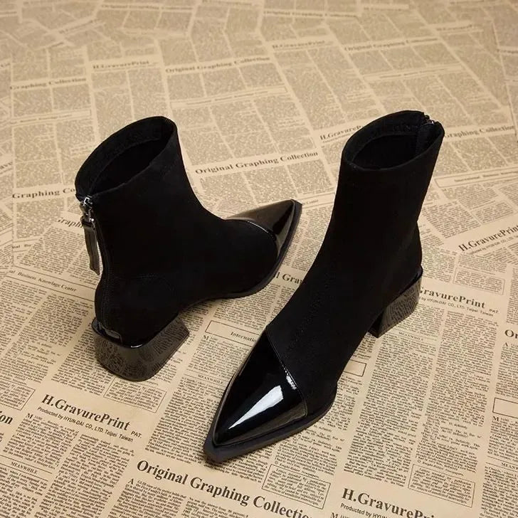 NOUVEAU RICHE Luna | Elegante Wildleder-Stiefeletten mit Lackdetails & Bequemem Blockabsatz