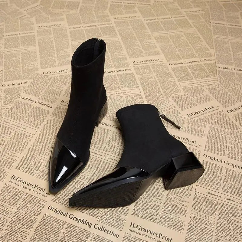 NOUVEAU RICHE Luna | Elegante Wildleder-Stiefeletten mit Lackdetails & Bequemem Blockabsatz