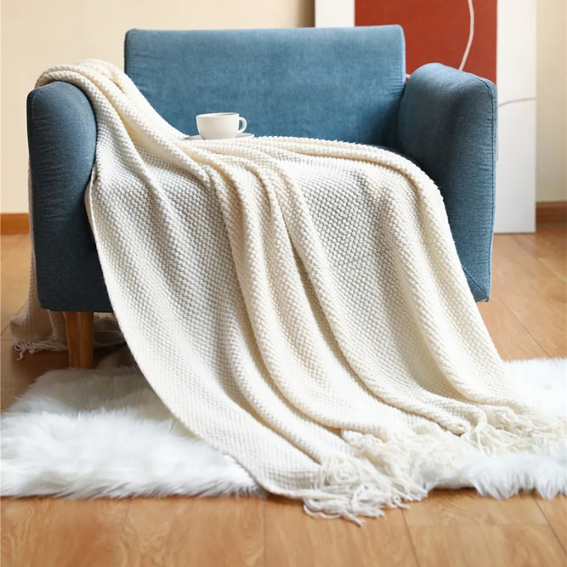 NOUVEAU RICHE Strickdecke mit Quasten – Weiche Acryl Wohndecke in Merinowolle-Optik für Sofa & Bett, 9 Farben, 127x172 oder 130x220 cm Weiss