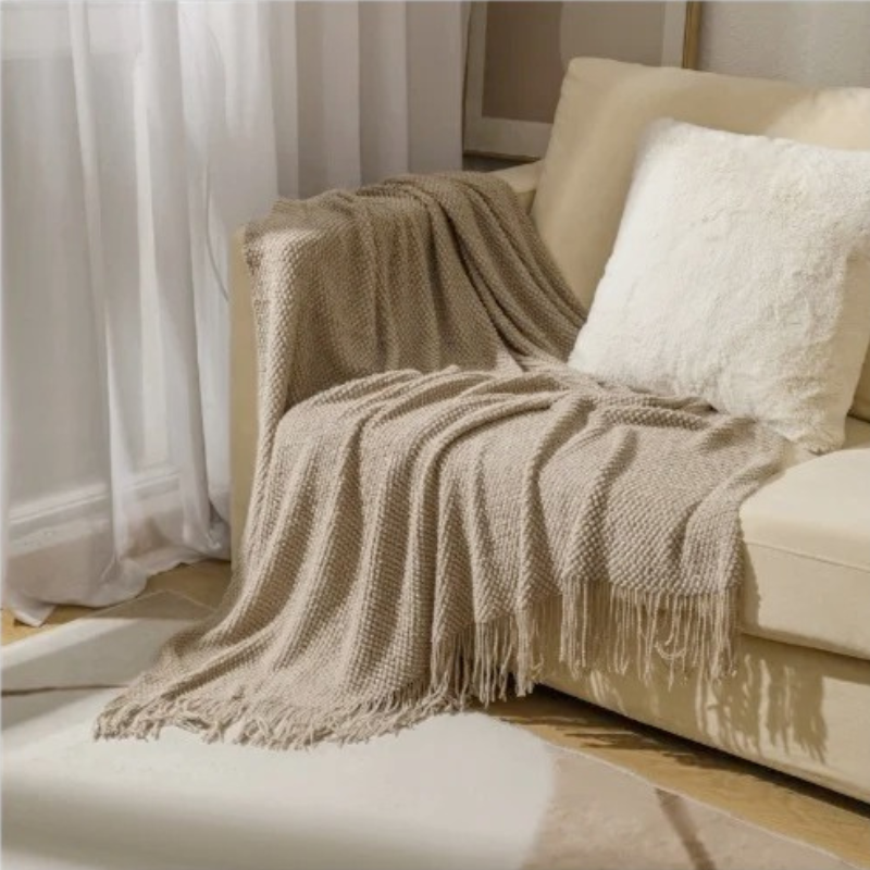 NOUVEAU RICHE Strickdecke mit Quasten – Weiche Acryl Wohndecke in Merinowolle-Optik für Sofa & Bett, 9 Farben, 127x172 oder 130x220 cm Dunkelkhaki