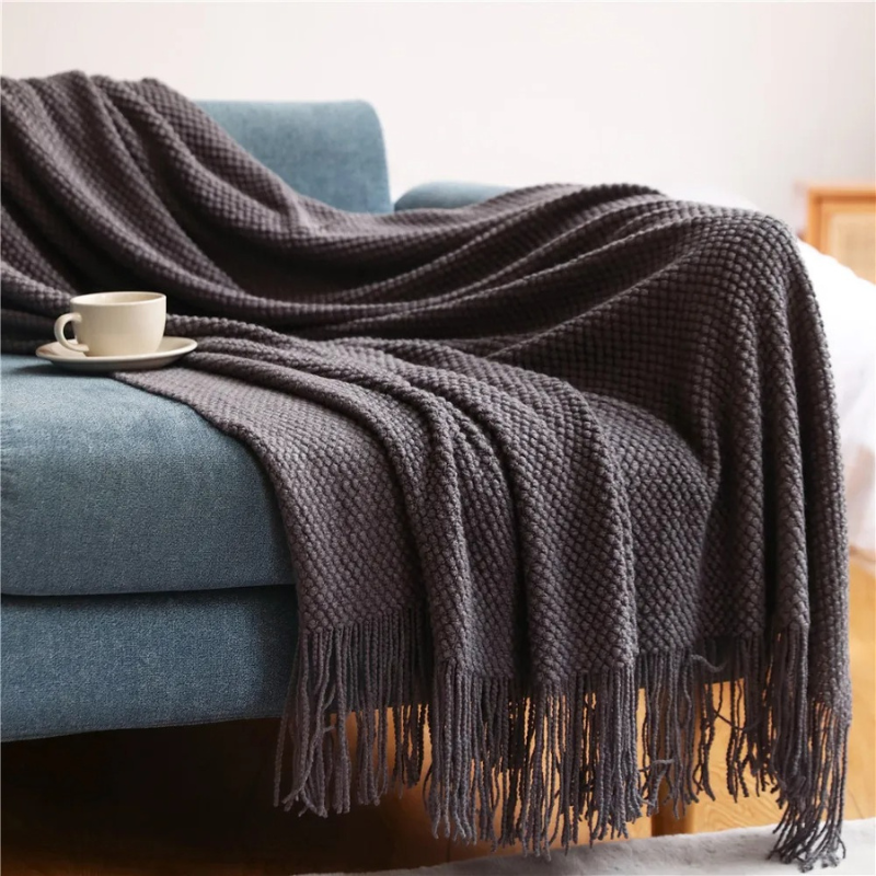 NOUVEAU RICHE Strickdecke mit Quasten – Weiche Acryl Wohndecke in Merinowolle-Optik für Sofa & Bett, 9 Farben, 127x172 oder 130x220 cm Dunkelgrau