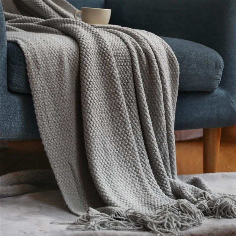 NOUVEAU RICHE Strickdecke mit Quasten – Weiche Acryl Wohndecke in Merinowolle-Optik für Sofa & Bett, 9 Farben, 127x172 oder 130x220 cm Hellgrau