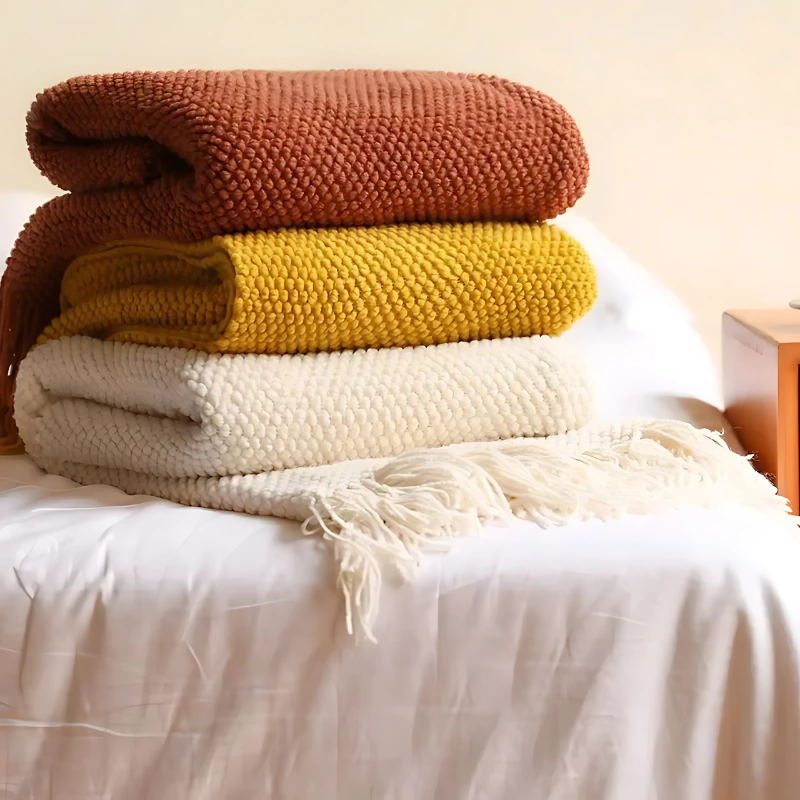 NOUVEAU RICHE Strickdecke mit Quasten – Weiche Acryl Wohndecke in Merinowolle-Optik für Sofa & Bett, 9 Farben, 127x172 oder 130x220 cm