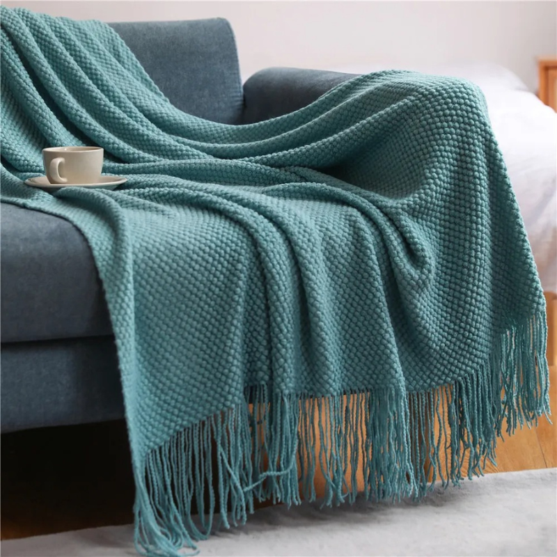 NOUVEAU RICHE Strickdecke mit Quasten – Weiche Acryl Wohndecke in Merinowolle-Optik für Sofa & Bett, 9 Farben, 127x172 oder 130x220 cm Seegrün