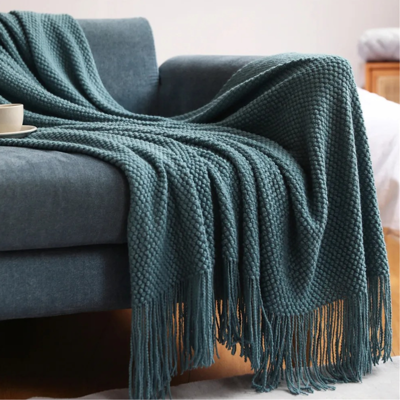 NOUVEAU RICHE Strickdecke mit Quasten – Weiche Acryl Wohndecke in Merinowolle-Optik für Sofa & Bett, 9 Farben, 127x172 oder 130x220 cm Morandi-Blau
