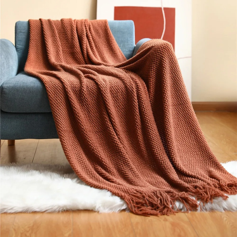 NOUVEAU RICHE Strickdecke mit Quasten – Weiche Acryl Wohndecke in Merinowolle-Optik für Sofa & Bett, 9 Farben, 127x172 oder 130x220 cm Backsteinrot