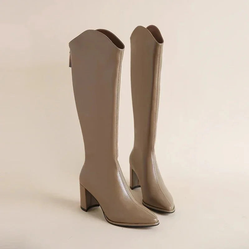 NOUVEAU RICHE Damen Kniehohe Stiefel Spitz Zulaufende Silhouette PU Khaki
