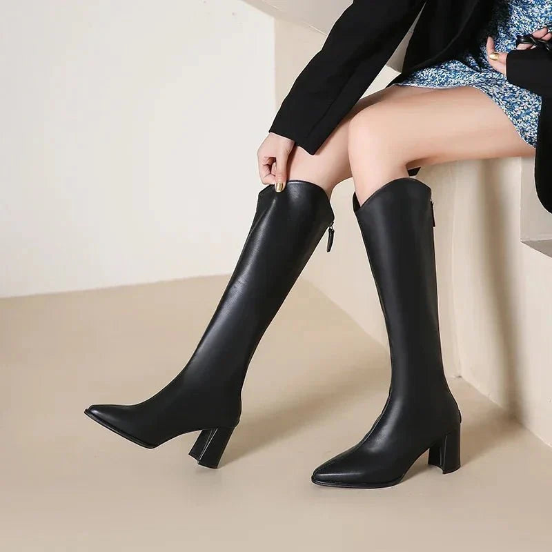 NOUVEAU RICHE Damen Kniehohe Stiefel Spitz Zulaufende Silhouette PU