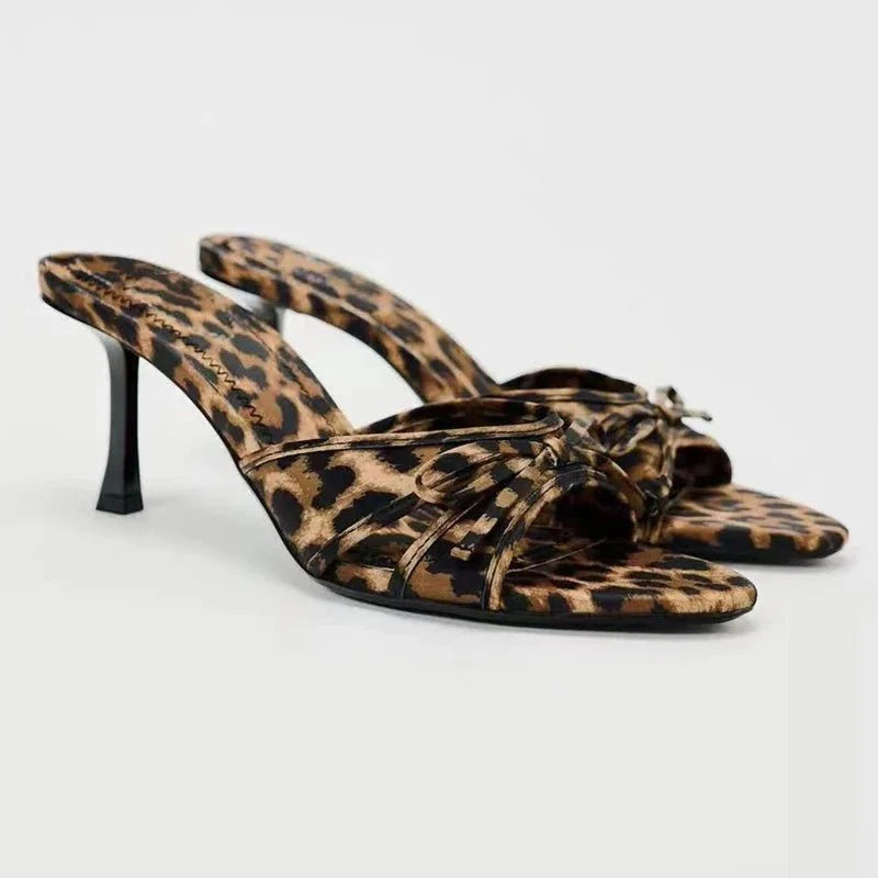 NOUVEAU RICHE Damen Slip-On-Sandalen Absätze Schleife Bequem Elegant Leicht Leopardenmuster