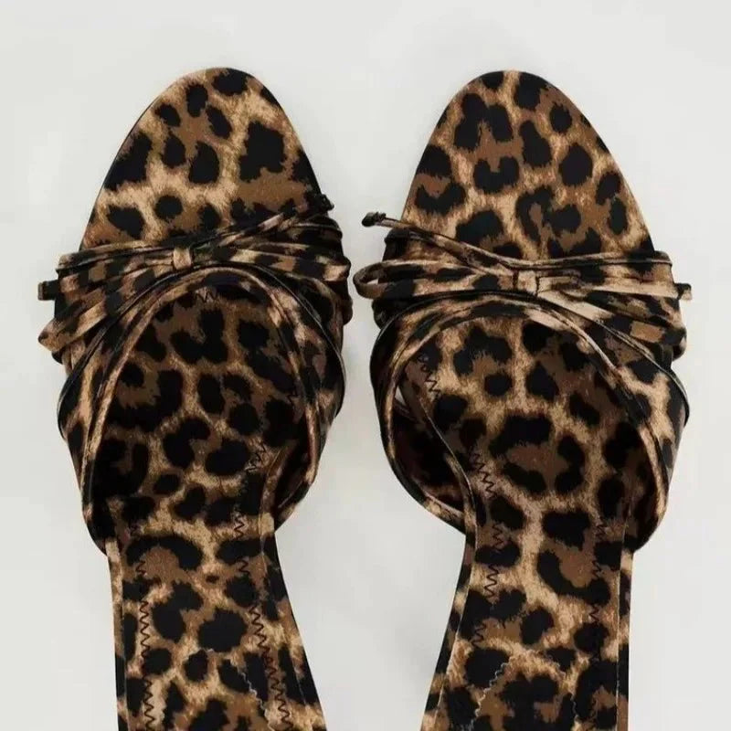 NOUVEAU RICHE Damen Slip-On-Sandalen Absätze Schleife Bequem Elegant Leicht