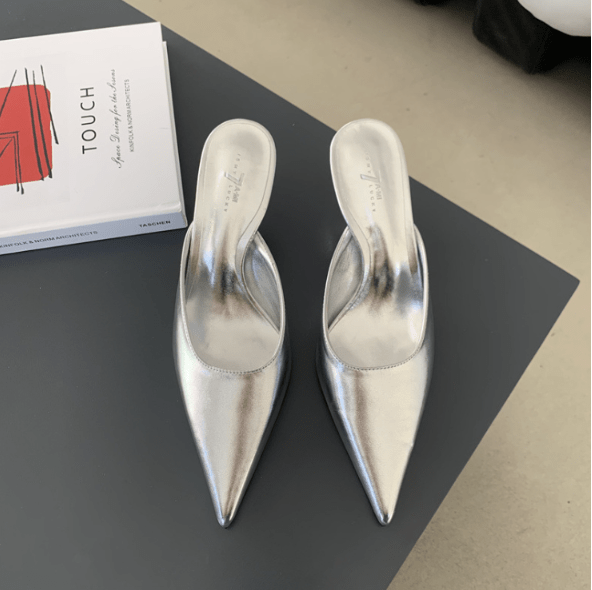 NOUVEAU RICHE Damen Pantoletten mit Absatz und Spitzfuß Elegant und Modern Silber
