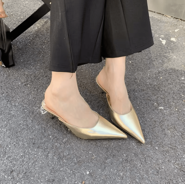 NOUVEAU RICHE Damen Pantoletten mit Absatz und Spitzfuß Elegant und Modern