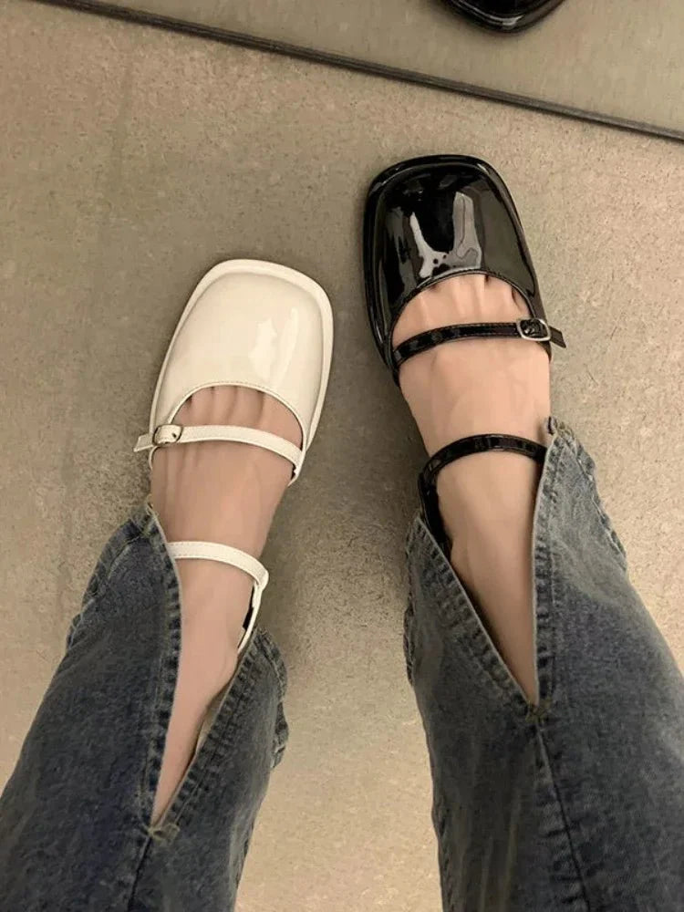 NOUVEAU RICHE Damen Vintage Blockabsatz-Sandalen Quadratisches Design