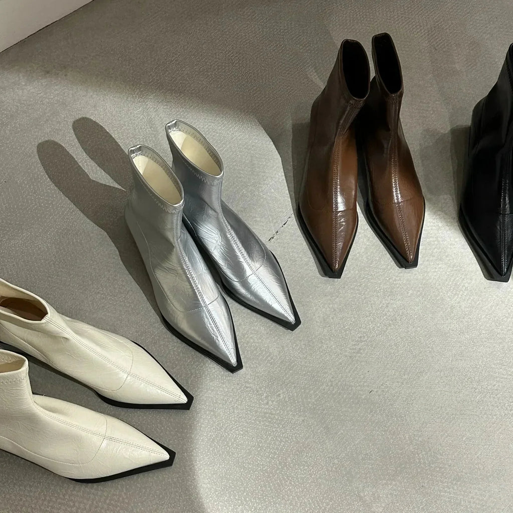 NOUVEAU RICHE Damen Spitze Zehenpartie Zulaufende Stiefeletten Blockabsatz