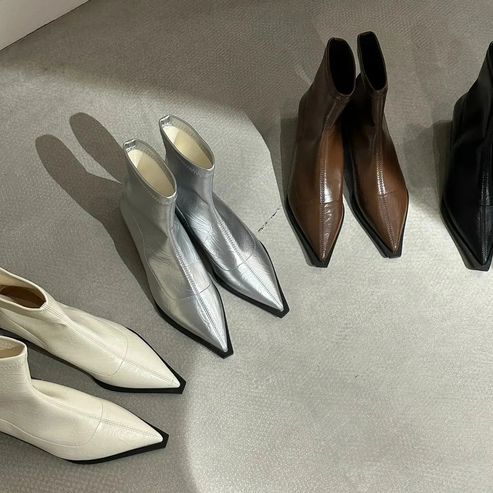 NOUVEAU RICHE Damen Spitze Zehenpartie Zulaufende Stiefeletten Blockabsatz