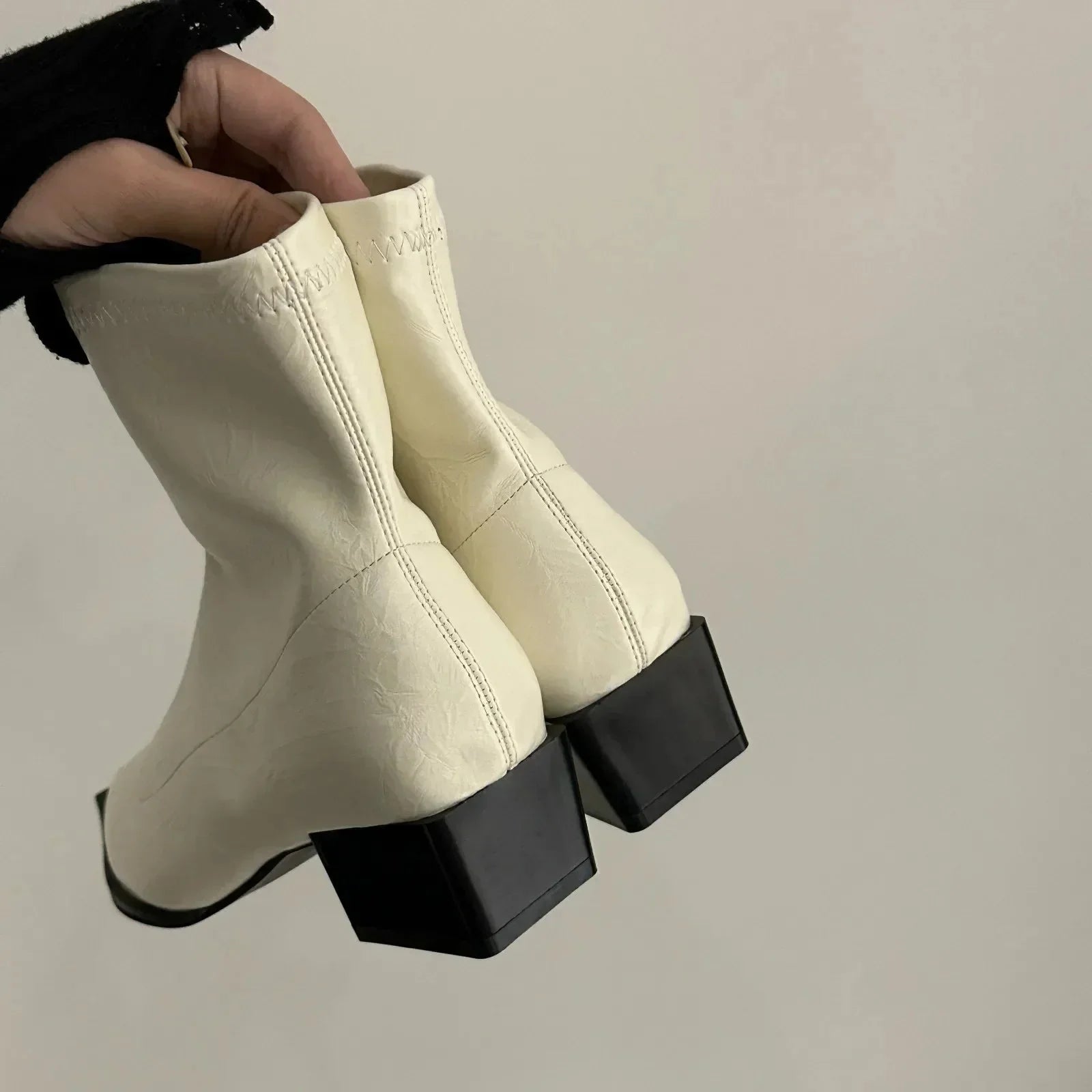 NOUVEAU RICHE Damen Spitze Zehenpartie Zulaufende Stiefeletten Blockabsatz