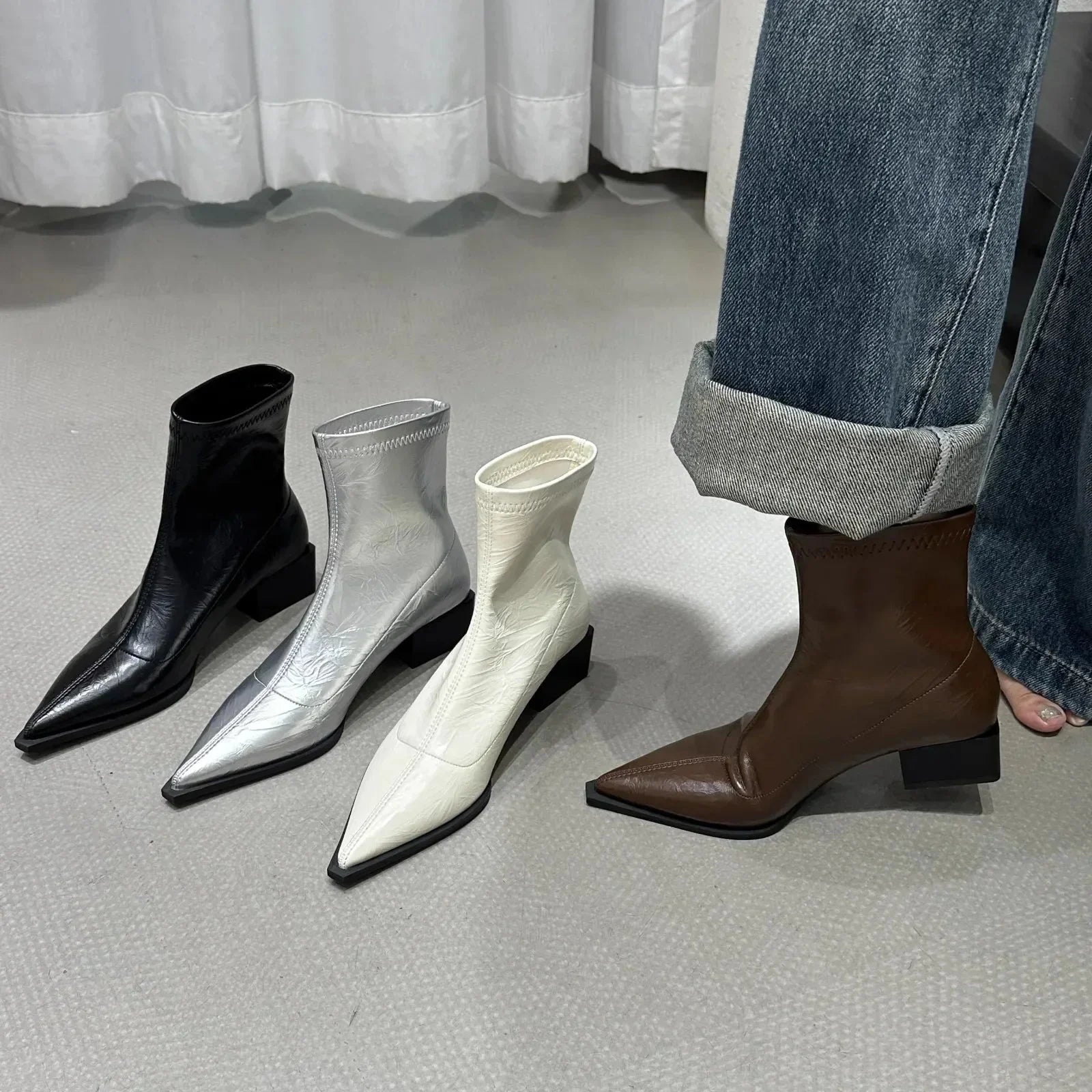 NOUVEAU RICHE Damen Spitze Zehenpartie Zulaufende Stiefeletten Blockabsatz Braun