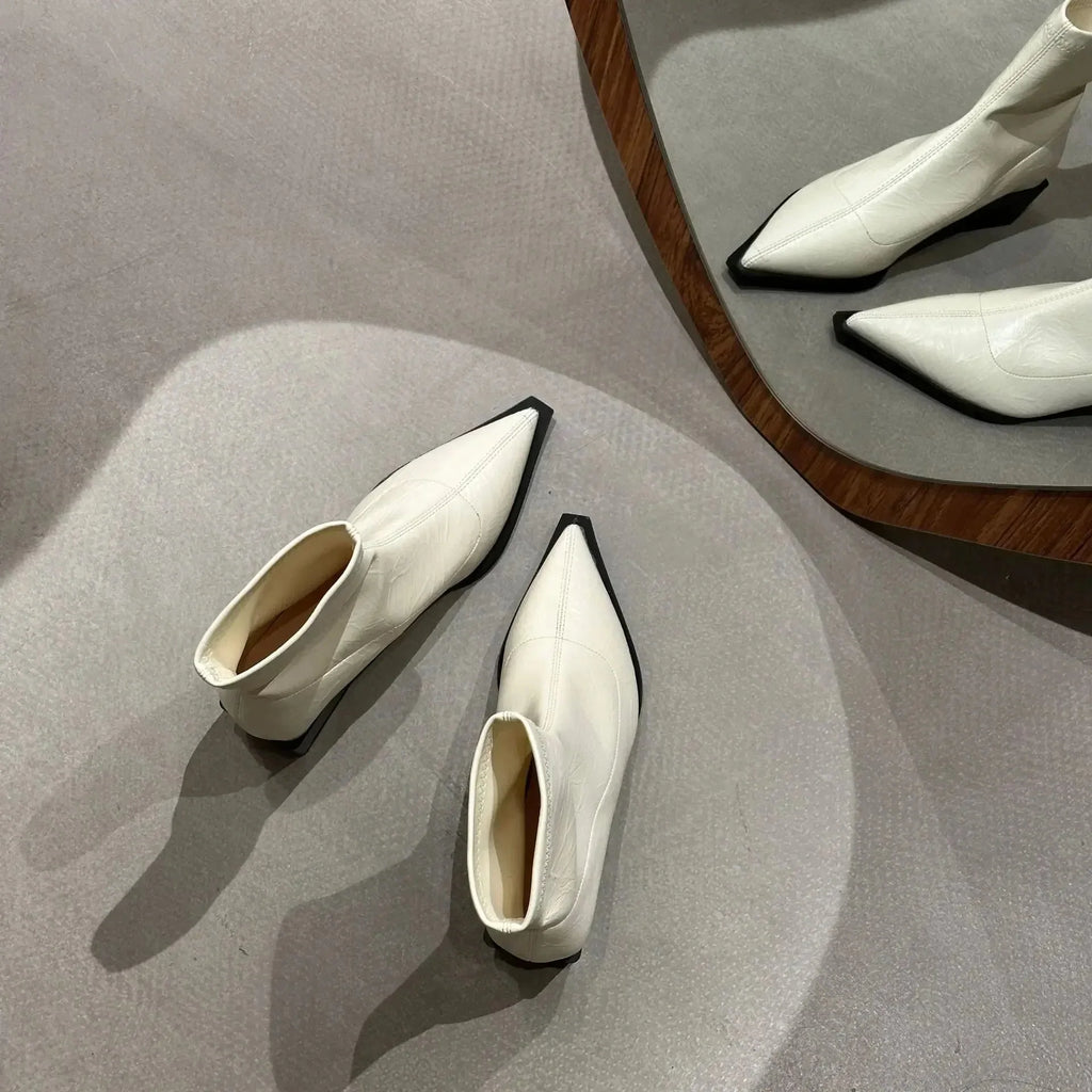 NOUVEAU RICHE Damen Spitze Zehenpartie Zulaufende Stiefeletten Blockabsatz Cremeweiß