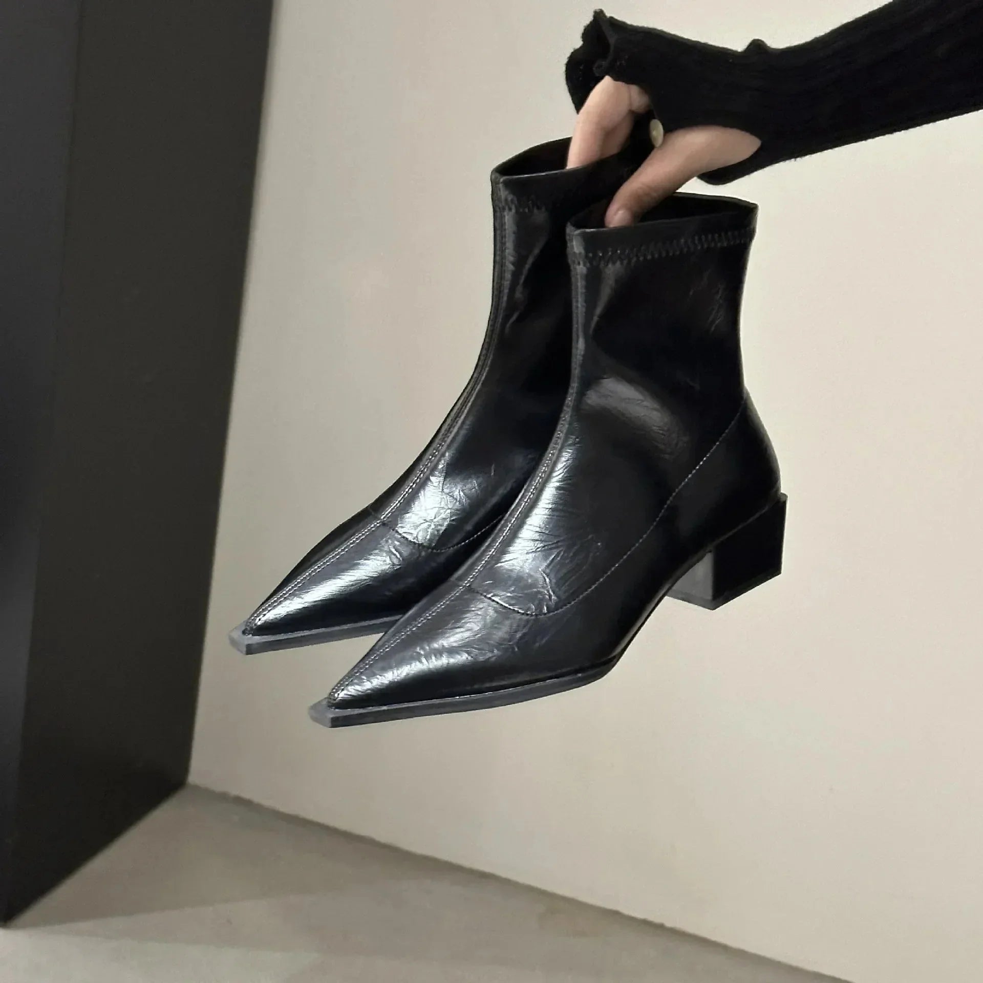 NOUVEAU RICHE Damen Spitze Zehenpartie Zulaufende Stiefeletten Blockabsatz Schwarz