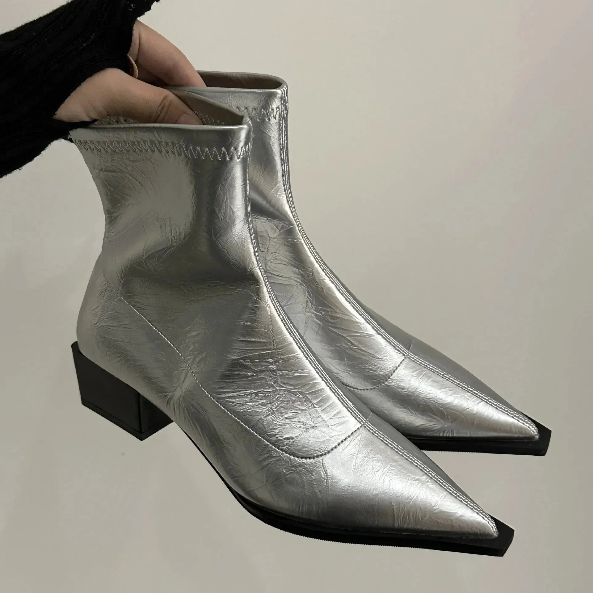 NOUVEAU RICHE Damen Spitze Zehenpartie Zulaufende Stiefeletten Blockabsatz Silber