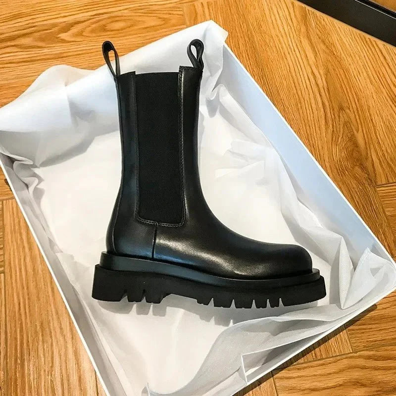 NOUVEAU RICHE Damen Chelsea-Stiefel Mid-Calf Elastische Seiteneinsätze Schwarz
