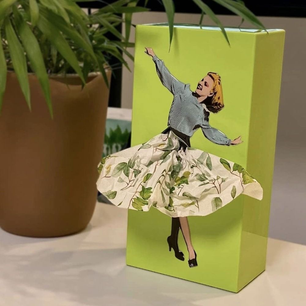 NOUVEAU RICHE Flying-Skirt Taschentuchbox – Lustige Kosmetiktuchbox mit fliegendem Rock, kreative Deko, 6 Farben Grün