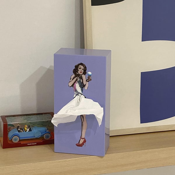 NOUVEAU RICHE Flying-Skirt Taschentuchbox – Lustige Kosmetiktuchbox mit fliegendem Rock, kreative Deko, 6 Farben Lila