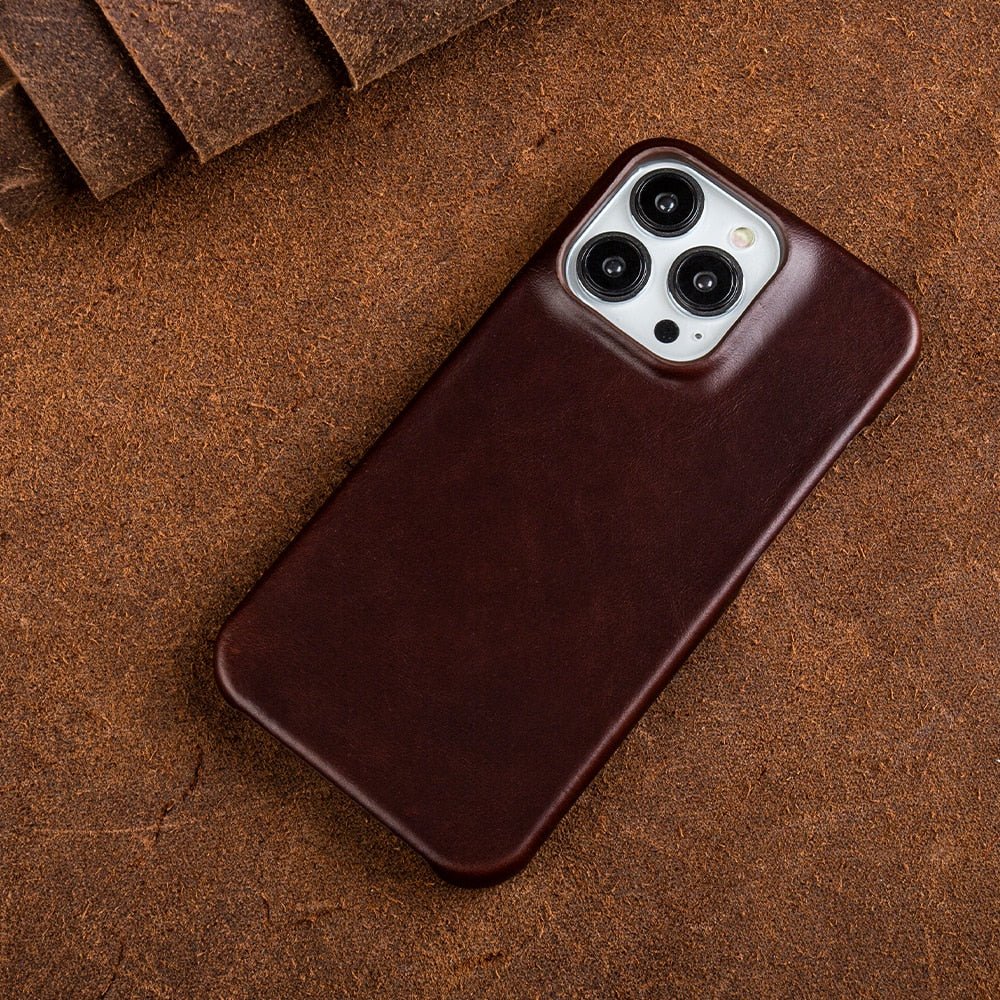 NOUVEAU RICHE Ölwachs-Echtleder Hülle für Apple iPhone - Handgefertigtes Vintage Schutzcase aus Echtem Leder, Schlank & Stoßfest Schokolade