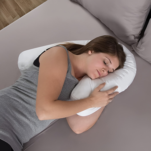 NOUVEAU RICHE Ergonomisches Seitenschläferkissen mit Ohraussparung – Langes Kissen zur Rücken- und Nackenunterstützung – waschbarer Bezug