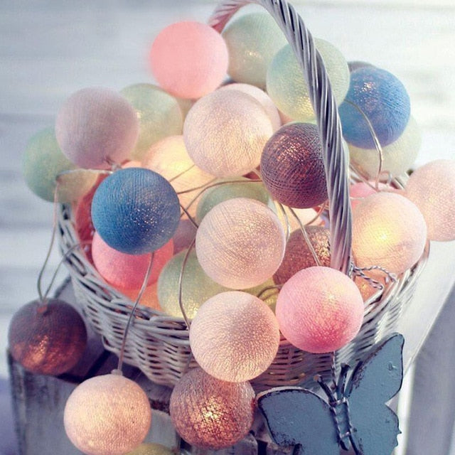 NOUVEAU RICHE Fröhliche Baumwollkugel-Lichterkette – Cotton Ball Lichterkette mit 10 LED Kugeln, USB oder Batterie, 9 Farben – LumiBall Macaron 1.5 meters 10 lights
