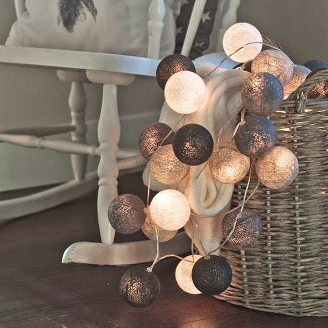 NOUVEAU RICHE Fröhliche Baumwollkugel-Lichterkette – Cotton Ball Lichterkette mit 10 LED Kugeln, USB oder Batterie, 9 Farben – LumiBall Steingrau 1.5 meters 10 lights