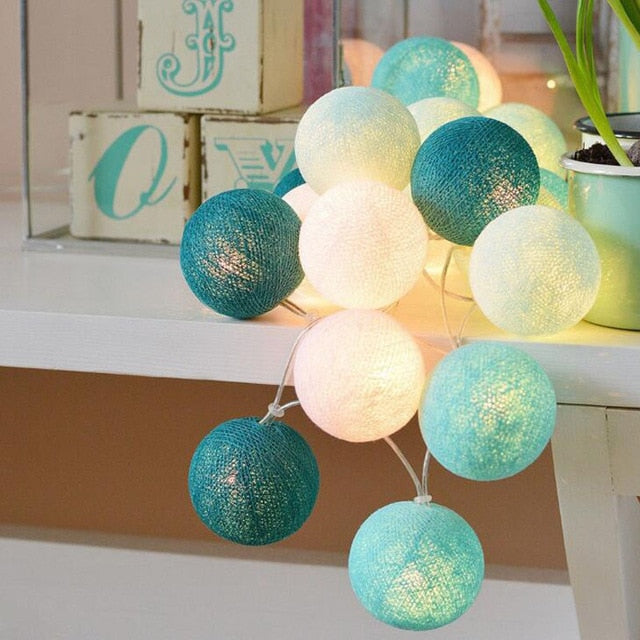 NOUVEAU RICHE Fröhliche Baumwollkugel-Lichterkette – Cotton Ball Lichterkette mit 10 LED Kugeln, USB oder Batterie, 9 Farben – LumiBall Himmelblau 1.5 meters 10 lights