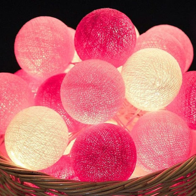 NOUVEAU RICHE Fröhliche Baumwollkugel-Lichterkette – Cotton Ball Lichterkette mit 10 LED Kugeln, USB oder Batterie, 9 Farben – LumiBall
