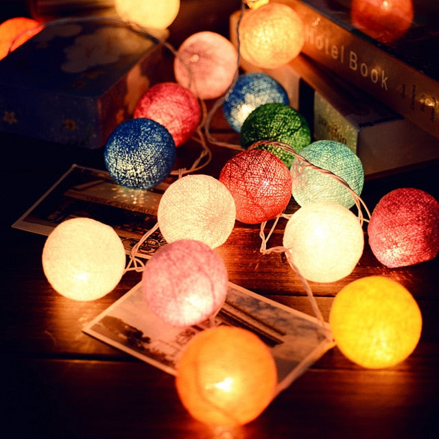 NOUVEAU RICHE Fröhliche Baumwollkugel-Lichterkette – Cotton Ball Lichterkette mit 10 LED Kugeln, USB oder Batterie, 9 Farben – LumiBall Party Vibe 1.5 meters 10 lights