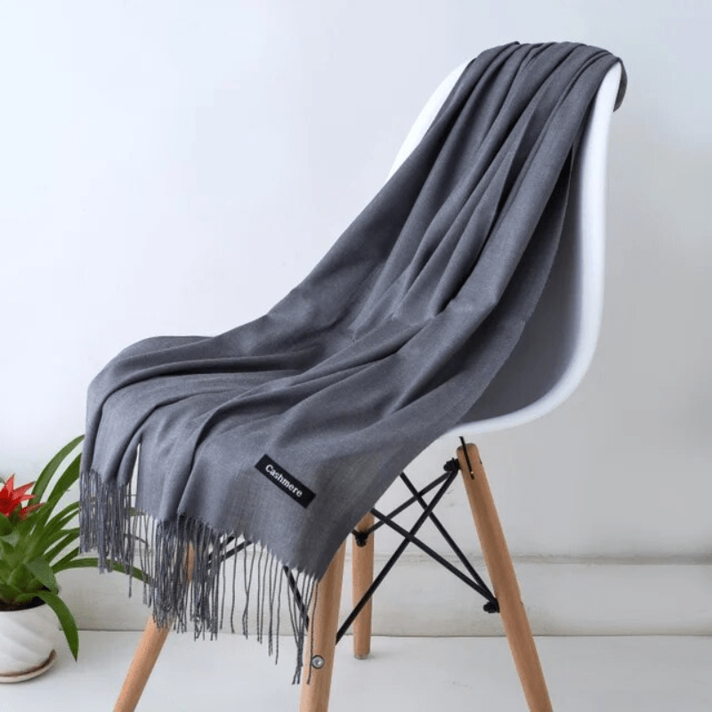 NOUVEAU RICHE Warmer Damenschal – Weicher Winterschal für Damen in über 30 Farben, elegant & zeitlos – Amore Grau