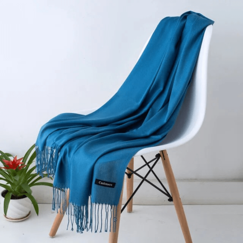 NOUVEAU RICHE Warmer Damenschal – Weicher Winterschal für Damen in über 30 Farben, elegant & zeitlos – Amore Mittelblau