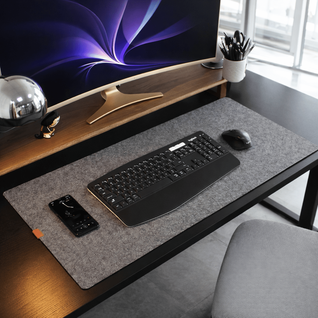 NOUVEAU RICHE Schreibtischunterlage aus Wollfilz – Grosse Filz Schreibunterlage mit rutschfester Rückseite für Tastatur & Maus, 4 Grössen bis 50 x 100 cm Grau