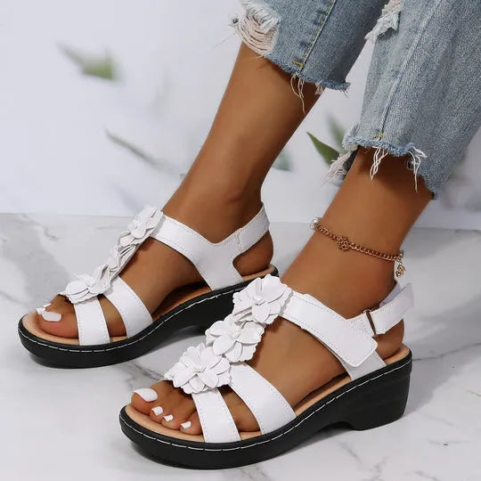 NOUVEAU RICHE Sandalen Mit Keilsohle Überkreuztes Design Für Alltag Weiß
